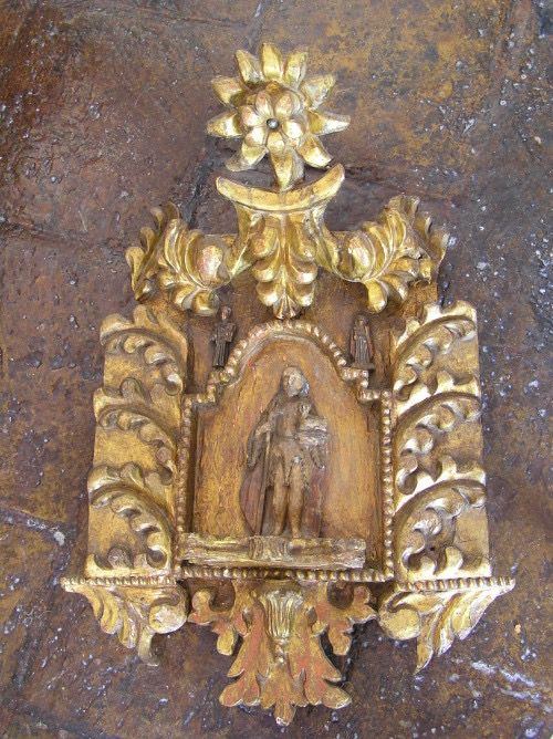 Colonial Revival niche with carved huamanga stone